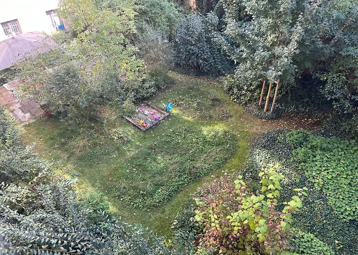 Wunderschoene, Grosszuegige Altbauwohnung In Mitte